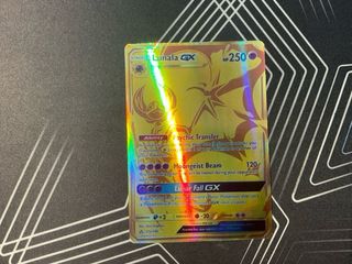 Lunala GX Carta Pokémon Dorada