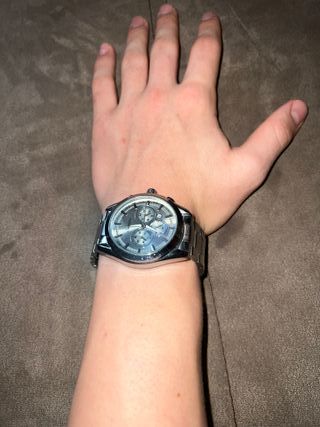 Elegante reloj de pulsera para hombre