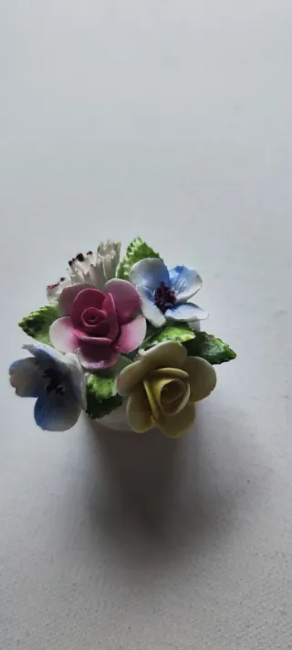 Pequeno Buquê de Flores em Porcelana fina