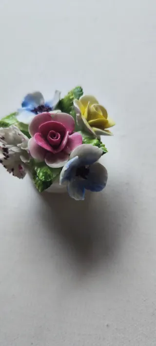 Pequeno Buquê de Flores em Porcelana fina
