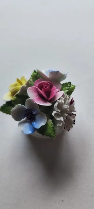 Pequeno Buquê de Flores em Porcelana fina