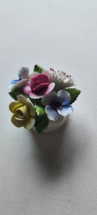 Pequeno Buquê de Flores em Porcelana fina