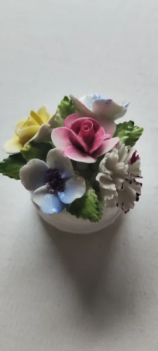 Pequeno Buquê de Flores em Porcelana fina