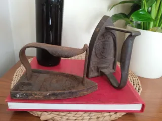 Antiguas planchas de hierro fundido labradas