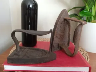 Antiguas planchas de hierro fundido labradas