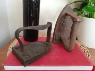 Antiguas planchas de hierro fundido labradas