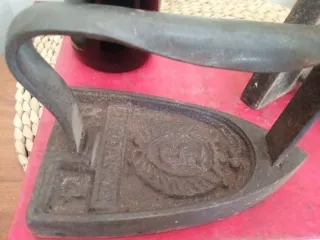 Antiguas planchas de hierro fundido labradas