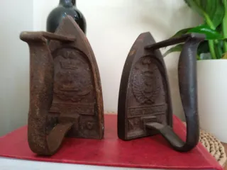 Antiguas planchas de hierro fundido labradas