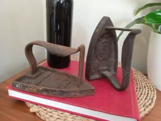 Antiguas planchas de hierro fundido labradas