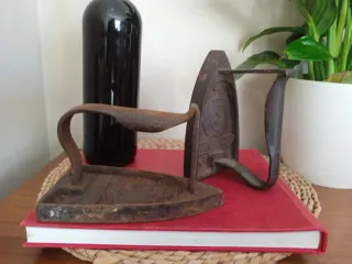 Antiguas planchas de hierro fundido labradas