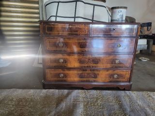 Cómoda de madera estilo clásico