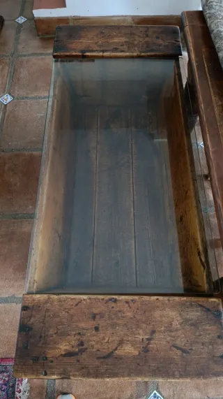 Mesa de centro de madera y cristal antiguo rustico