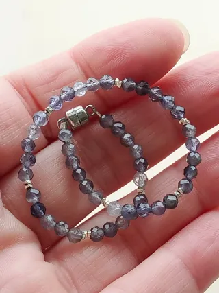 Pulsera Iolita Facetada con Cierre Magnético