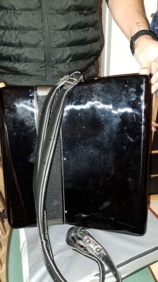 Acordeón 64 bajos con funda