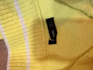 Jersey amarillo Stradivarius cuello cremallera