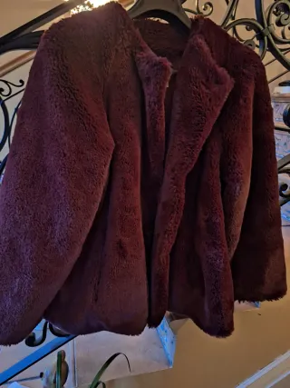 Chaquetón pelo sintético burdeos