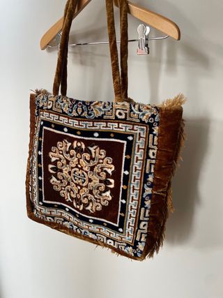 Bolso de tela aterciopelada con abalorios