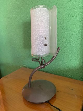 Pareja lámparas de mesita en forja y cristal