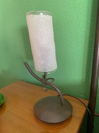 Pareja lámparas de mesita en forja y cristal