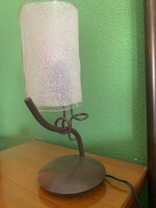 Pareja lámparas de mesita en forja y cristal