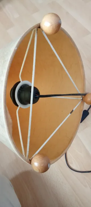 Lámpara de noche de papel y madera