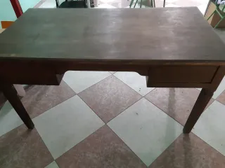 Mesa de madera antigua con cajón
