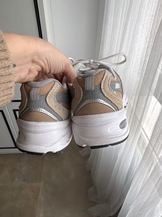 Zapatillas New Balance Beige y Gris