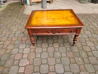 Tavolino basso antico in legno e pelle