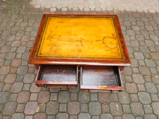 Tavolino basso antico in legno e pelle