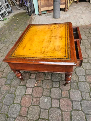 Tavolino basso antico in legno e pelle