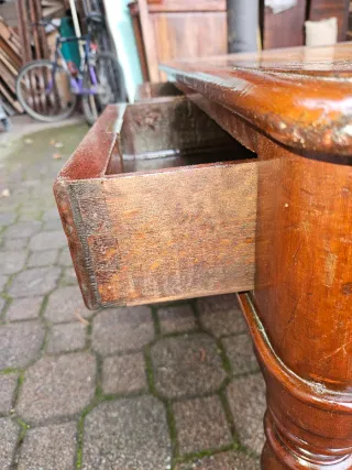 Tavolino basso antico in legno e pelle