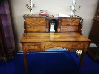 Escritorio de madera con detalles dorados