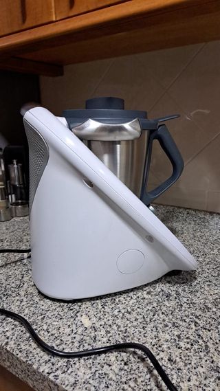 Thermomix con accesorios y libro de recetas