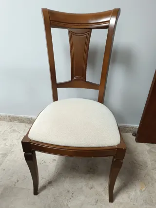 Mesa de comedor clásica de madera