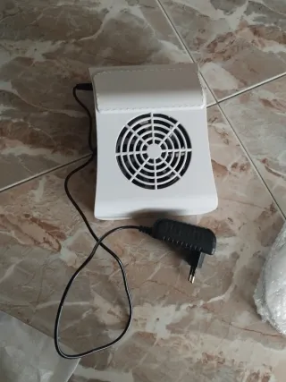 Aspiradora de uñas blanca con adaptador