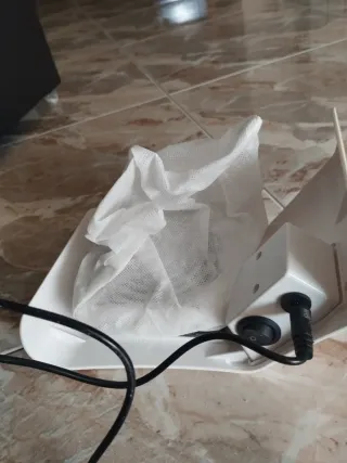 Aspiradora de uñas blanca con adaptador