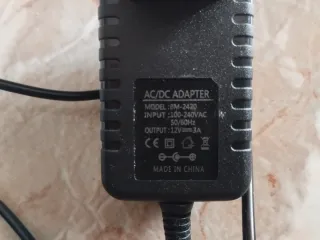 Aspiradora de uñas blanca con adaptador