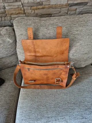 Bolso de piel marrón. También Maletin.