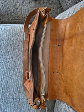 Bolso de piel marrón. También Maletin.