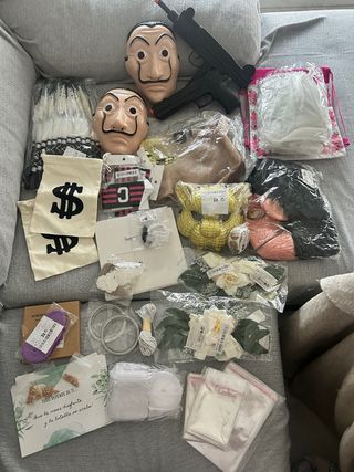 LOTE A ESTRENAR EXCEPTO ACCESORIOS CASA DE PAPEL