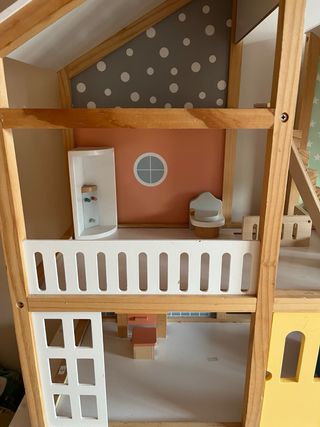 Casa delle bambole in legno