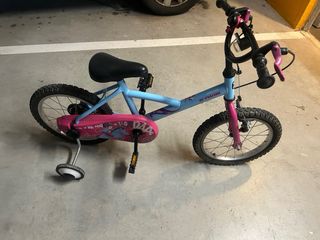 Bicicleta infantil niña con ruedines