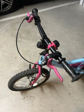 Bicicleta infantil niña con ruedines