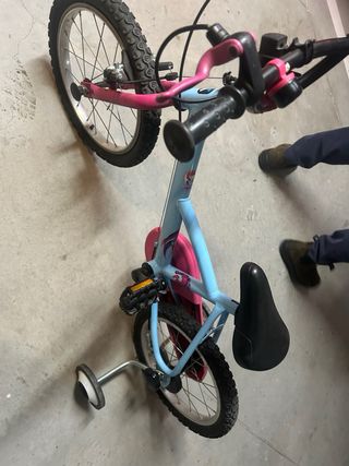 Bicicleta infantil niña con ruedines