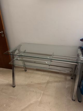 Mesa de cristal y metal plateado