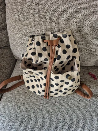Mochila beige y negra con lunares