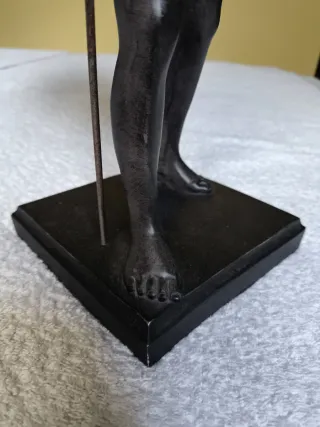 FIGURA PORTEADOR AFRICANO CON CESTO DECORACIÓN