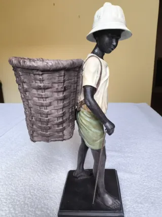 FIGURA PORTEADOR AFRICANO CON CESTO DECORACIÓN