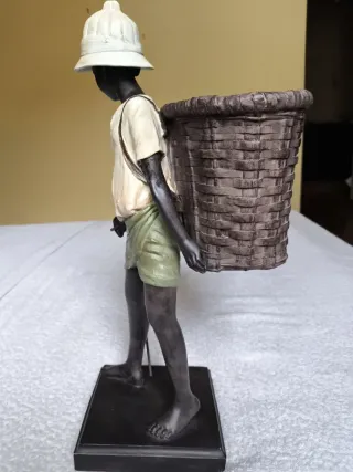 FIGURA PORTEADOR AFRICANO CON CESTO DECORACIÓN