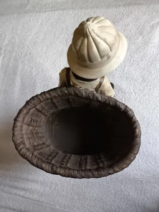 FIGURA PORTEADOR AFRICANO CON CESTO DECORACIÓN